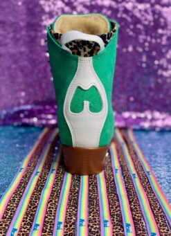 Moxi Rainbow Laces -Triple Eight Shop moxiderbylaces flat lay green apple jack min 13989.1644329663